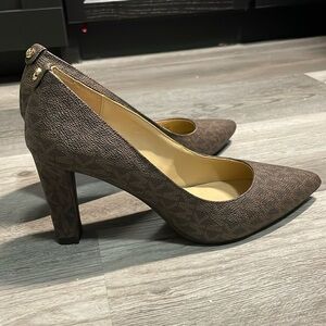 Michael Kors Signature Logo heels in Brown size 7 women’s